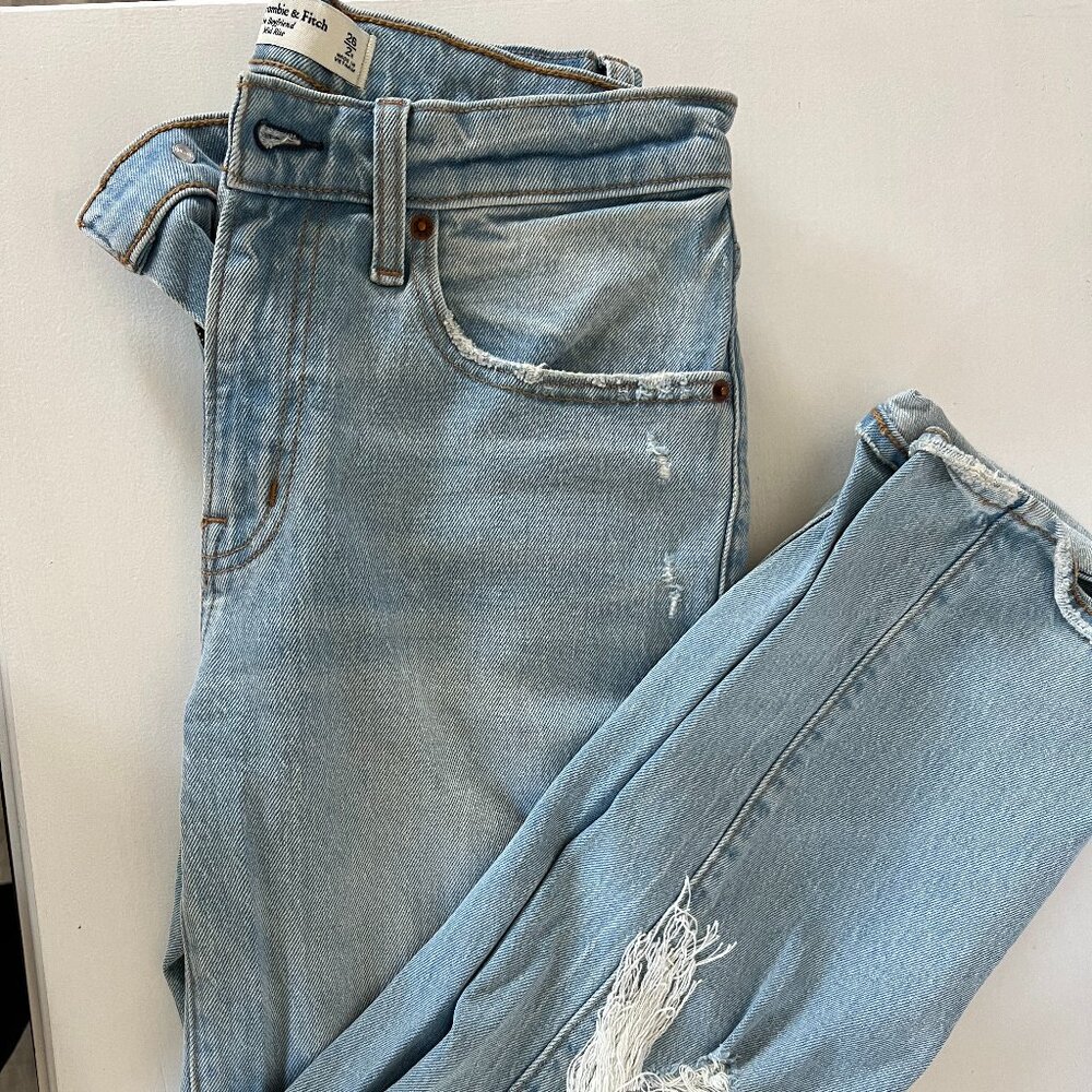 Abercrombie Boyfriend Mid Rise Lightwash Jean, Size 26